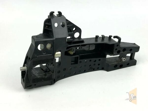 ARKA DIŞ KAPI KOL BRAKETİ SOL A6 A7 A8 11 -> 18