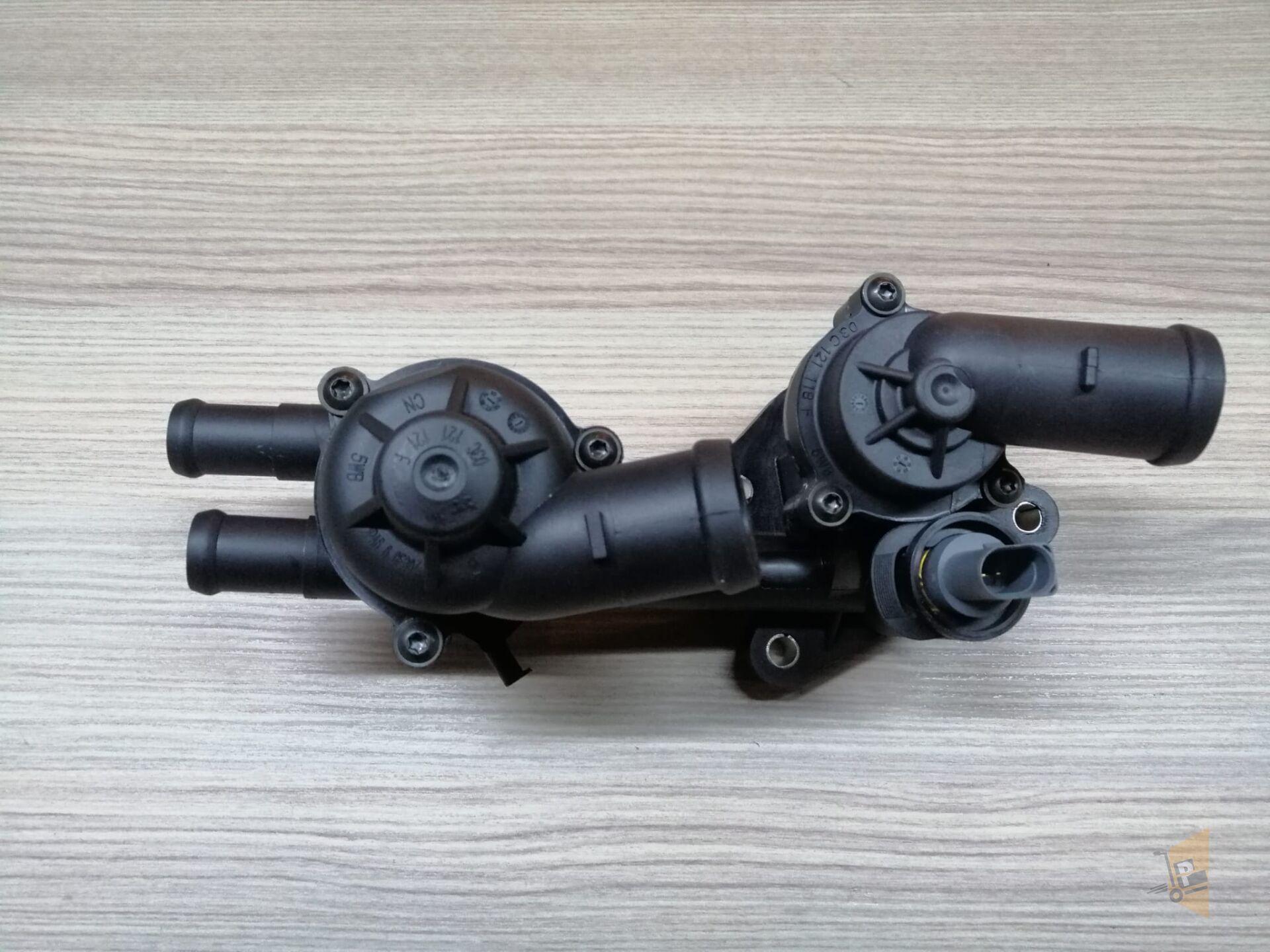 TERMOSTAT GÖVDESİ - 87C - 1.4 TSİ BMY BLG CAVD GOLF5 GOLF6 JETTA PASSAT 03C121111P